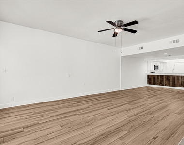 2022 Lakewood Court - Photo Thumbnail 9