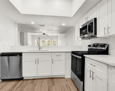 2022 Lakewood Court - Photo Thumbnail 4