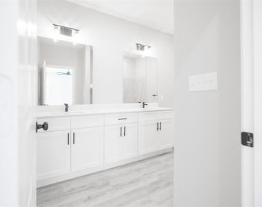 2101 Reinke Road - Photo Thumbnail 18
