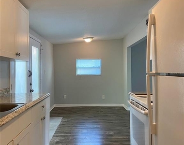 8105 N 12th Street - Photo Thumbnail 5