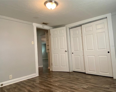 8105 N 12th Street - Photo Thumbnail 6