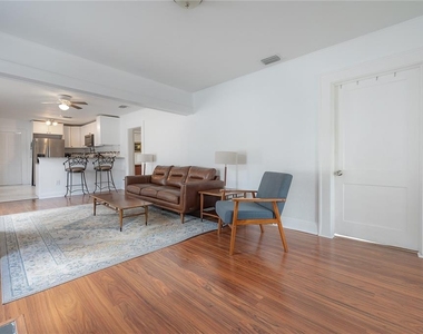 207 W Hiawatha Street - Photo Thumbnail 2