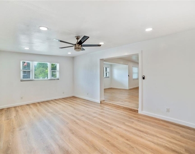 4413 W Rogers Avenue - Photo Thumbnail 11