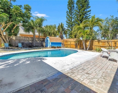 6892 Gulf Winds Drive - Photo Thumbnail 11