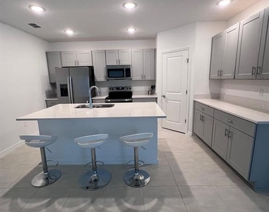 424 Wayland Drive - Photo Thumbnail 2