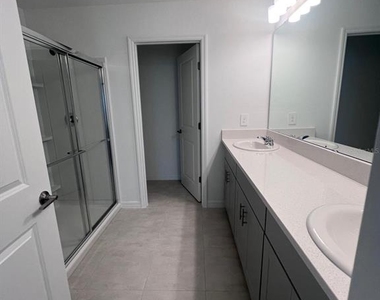 424 Wayland Drive - Photo Thumbnail 9