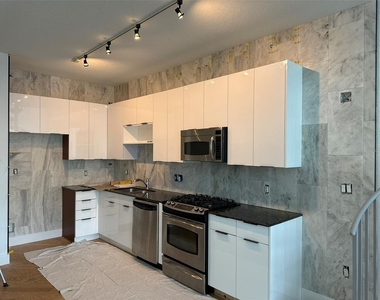 150 E Robinson Street - Photo Thumbnail 9
