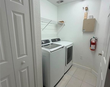 5475 Vineland Road - Photo Thumbnail 11