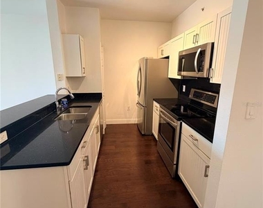 5475 Vineland Road - Photo Thumbnail 4