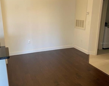 5475 Vineland Road - Photo Thumbnail 3