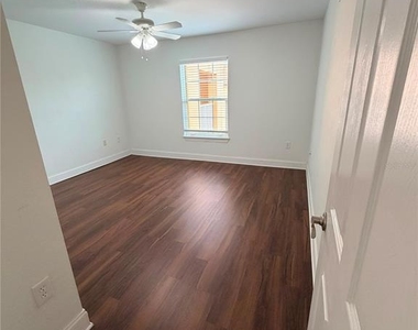 5475 Vineland Road - Photo Thumbnail 8