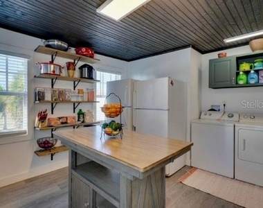 209 W Olympia Avenue - Photo Thumbnail 6