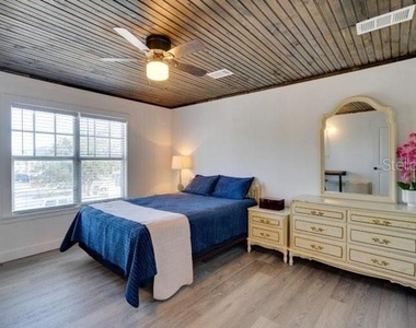 209 W Olympia Avenue - Photo Thumbnail 12