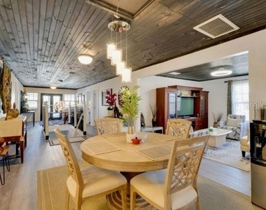 209 W Olympia Avenue - Photo Thumbnail 11