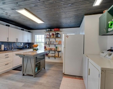 209 W Olympia Avenue - Photo Thumbnail 8