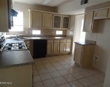 7481 Umbria Drive - Photo Thumbnail 16