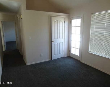 7481 Umbria Drive - Photo Thumbnail 8