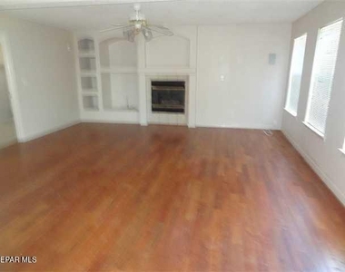 7481 Umbria Drive - Photo Thumbnail 13