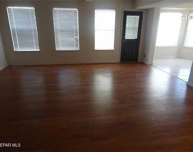 7481 Umbria Drive - Photo Thumbnail 18