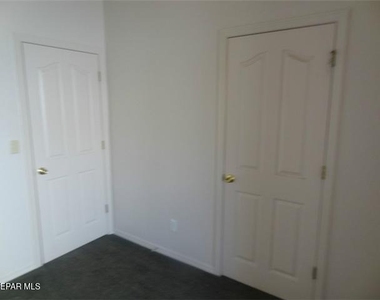 7481 Umbria Drive - Photo Thumbnail 11