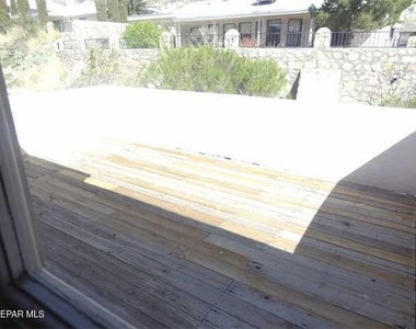 7481 Umbria Drive - Photo Thumbnail 9