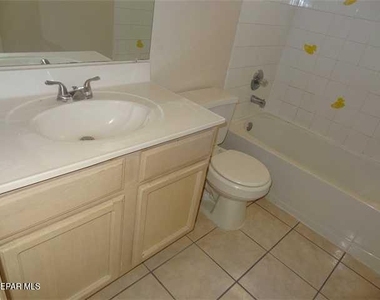 7481 Umbria Drive - Photo Thumbnail 10