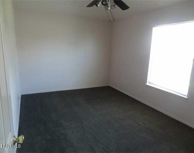 7481 Umbria Drive - Photo Thumbnail 20