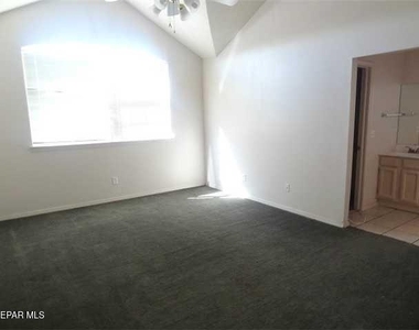 7481 Umbria Drive - Photo Thumbnail 12