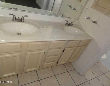 7481 Umbria Drive - Photo Thumbnail 17