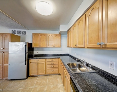 1700 Rexford Drive - Photo Thumbnail 33