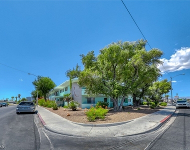 1700 Rexford Drive - Photo Thumbnail 17