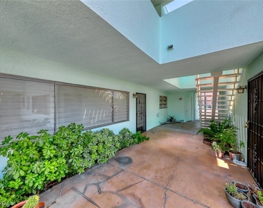 1700 Rexford Drive - Photo Thumbnail 16