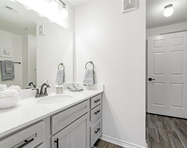 1600 N 9th Street - Photo Thumbnail 2