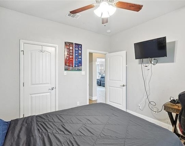 342 W Huffman Street - Photo Thumbnail 6