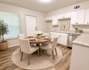 117 E Sanford Street - Photo Thumbnail 6