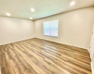 117 E Sanford Street - Photo Thumbnail 4