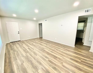 117 E Sanford Street - Photo Thumbnail 5
