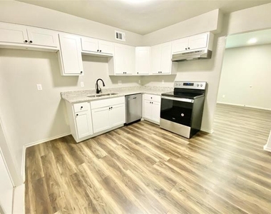 117 E Sanford Street - Photo Thumbnail 8