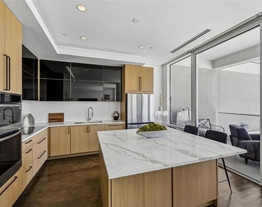 2408 Victory Park Lane - Photo Thumbnail 8
