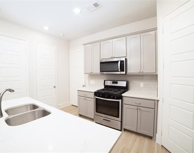 293 Ferndale Street - Photo Thumbnail 21