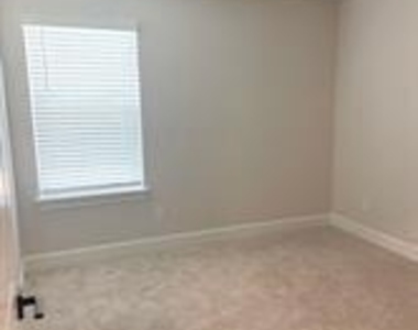 216 Savannah Way - Photo Thumbnail 8