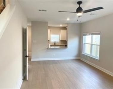 216 Savannah Way - Photo Thumbnail 6