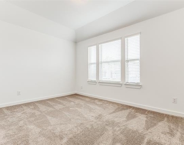 4923 Bellhurst Drive - Photo Thumbnail 18