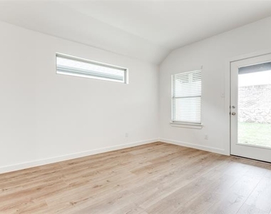 4923 Bellhurst Drive - Photo Thumbnail 12