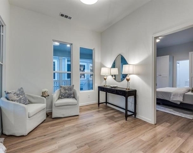 323 S Montclair Avenue - Photo Thumbnail 5