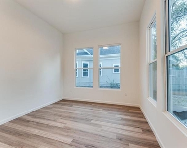 323 S Montclair Avenue - Photo Thumbnail 17