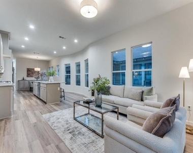 323 S Montclair Avenue - Photo Thumbnail 7