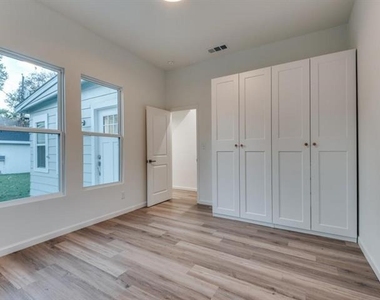 323 S Montclair Avenue - Photo Thumbnail 16