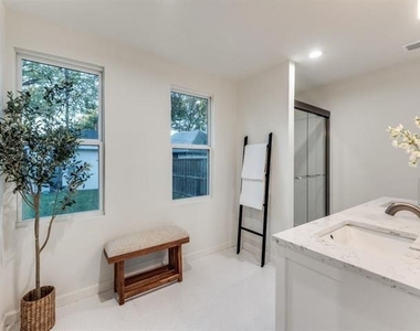323 S Montclair Avenue - Photo Thumbnail 13