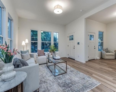 323 S Montclair Avenue - Photo Thumbnail 10